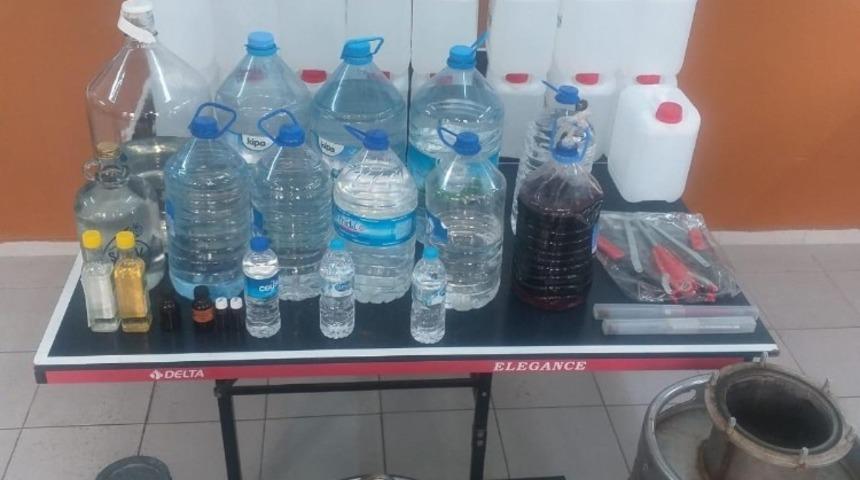 İzmir&rsquo;de ka&ccedil;ak i&ccedil;ki operasyonu: 4 g&ouml;zaltı