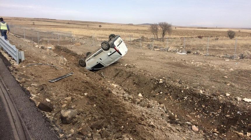 Yeni otoyolda hafif ticari ara&ccedil; takla attı : 1 yaralı