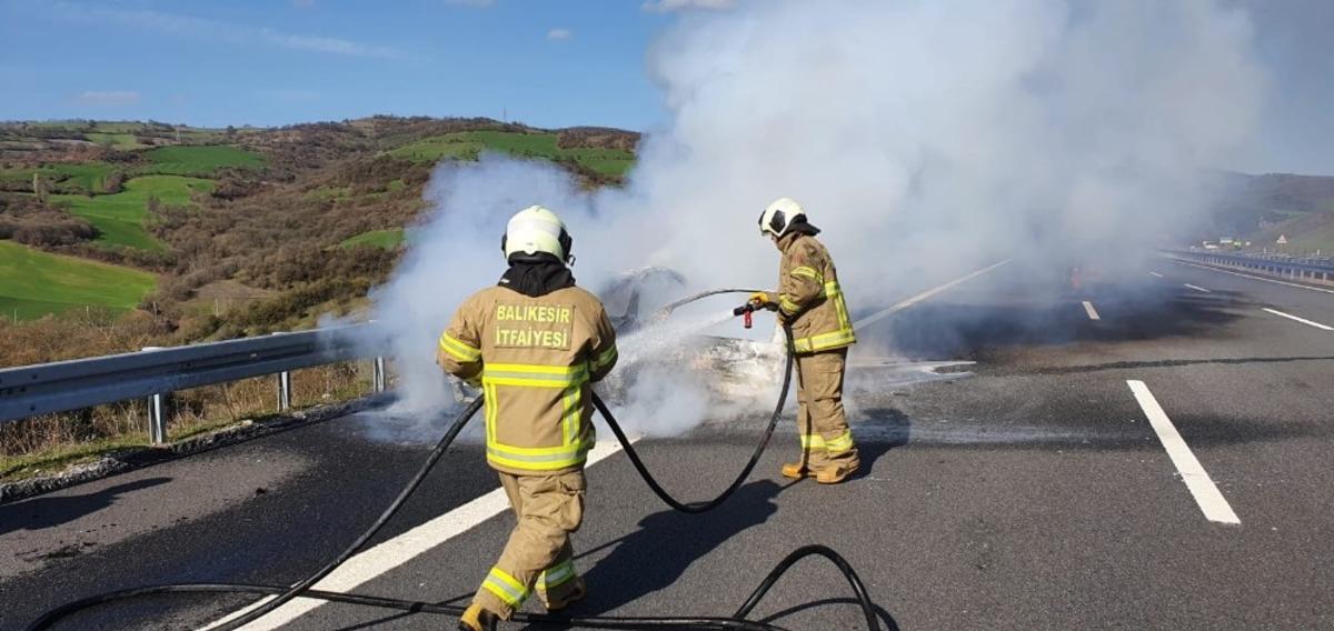 Balıkesir&rsquo;de otobanda ara&ccedil; yangını