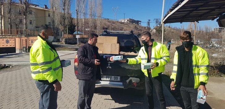 Hilal Belediyesi vatandaşlara maske dağıttı G2