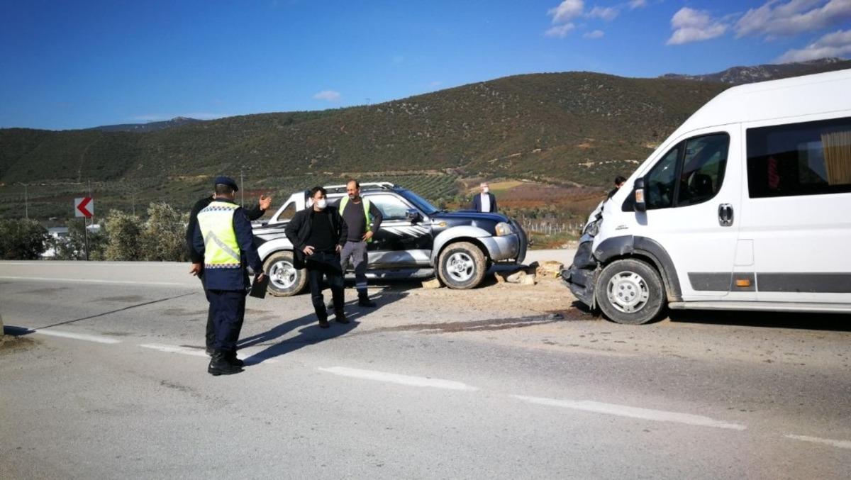 Bursa&rsquo;da engelli &ouml;ğrencileri taşıyan servis kaza yaptı, &ouml;ğrenciler &ouml;l&uuml;mden d&ouml;nd&uuml;