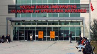 İstediği ilacı yazmayan doktorun saçını tutup darp etti