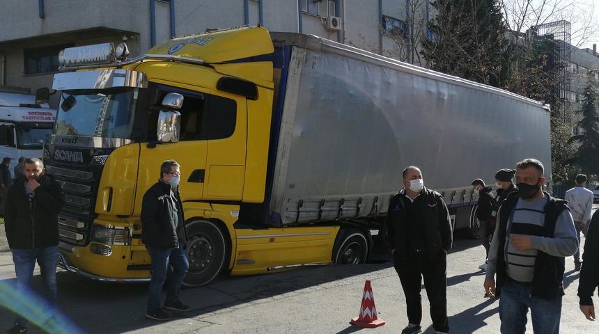 Bağcılar'da yol &ccedil;&ouml;kt&uuml;! TIR mahsur kaldı