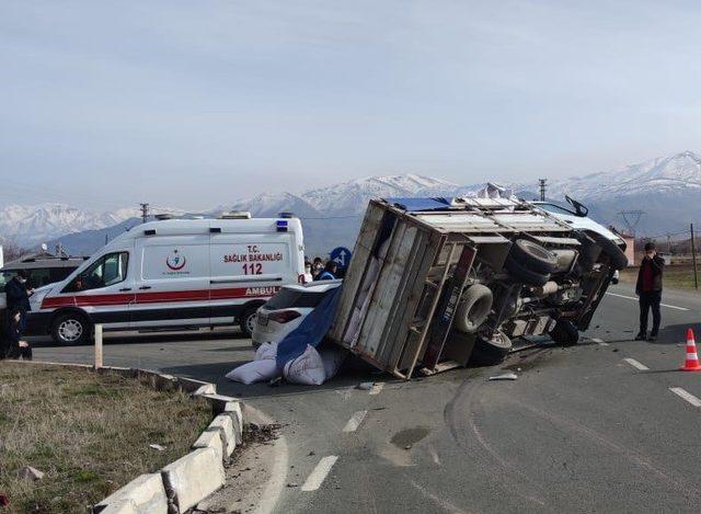 Elazığ’da kamyonet, otomobilin üzerine devrildi:2 yaralı