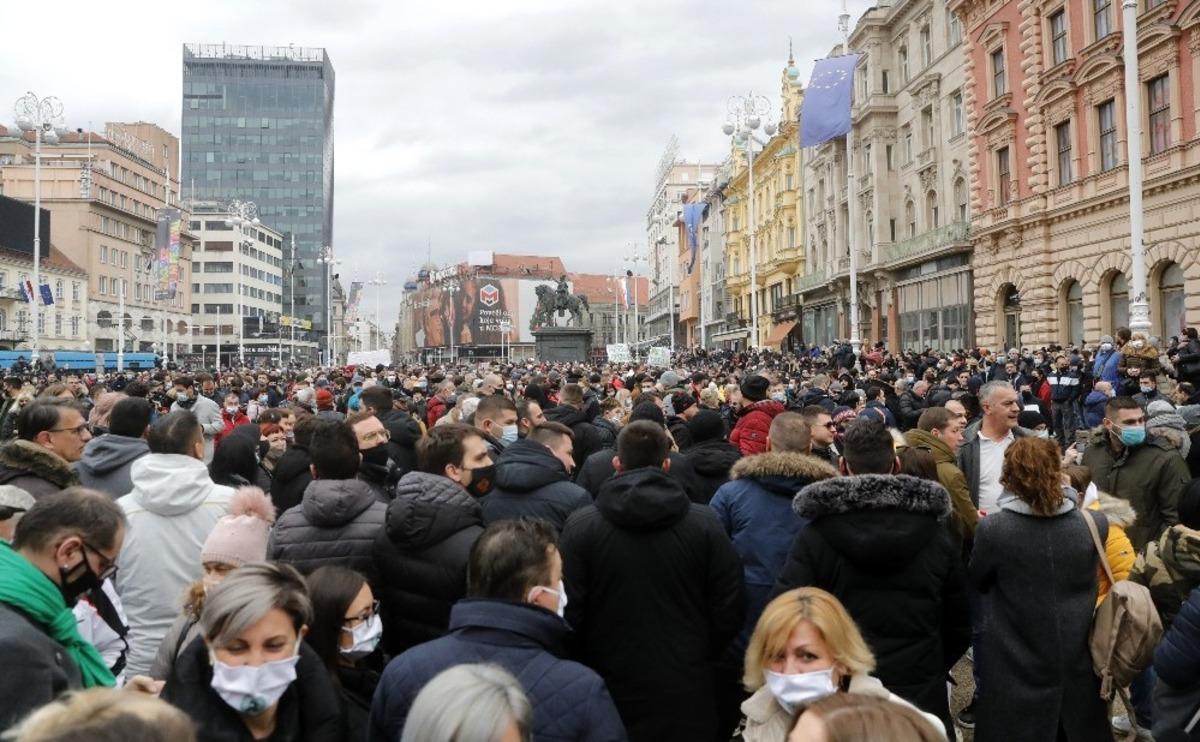 Hırvatistan&rsquo;da Covid-19 kısıtlamalarına karşı protesto