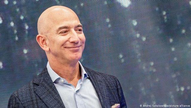 Bezos Amazon CEO'luğunu devrediyor