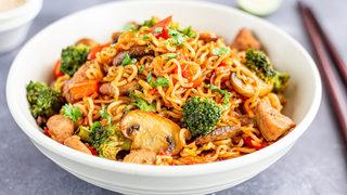 Tavuklu Çin makarnası nasıl yapılır? Nefis lezzetine doyamayacağınız tarif