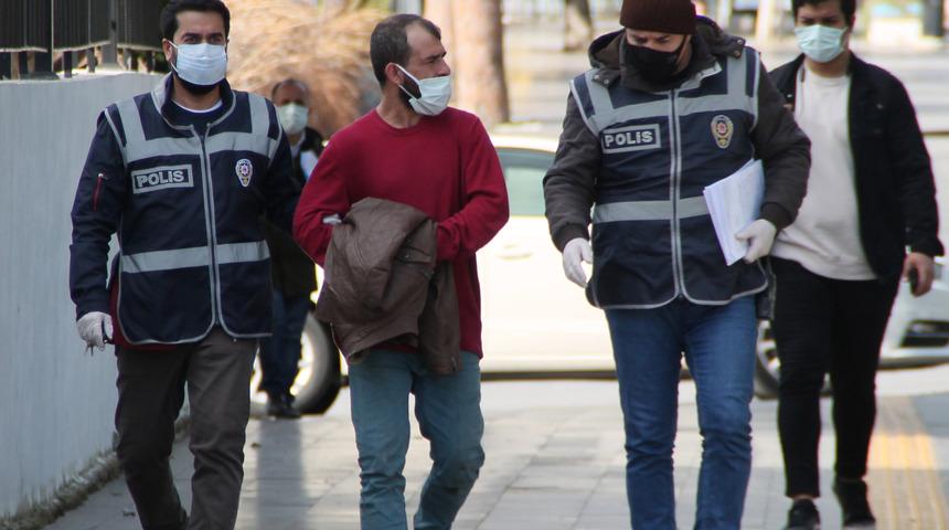 Kaçarken ayakkabılarını çıkaran hırsızlık şüphelisi, adliyeye polisin verdiği terlikle çıktı