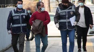 Kaçarken ayakkabılarını çıkaran hırsızlık şüphelisi, adliyeye polisin verdiği terlikle çıktı