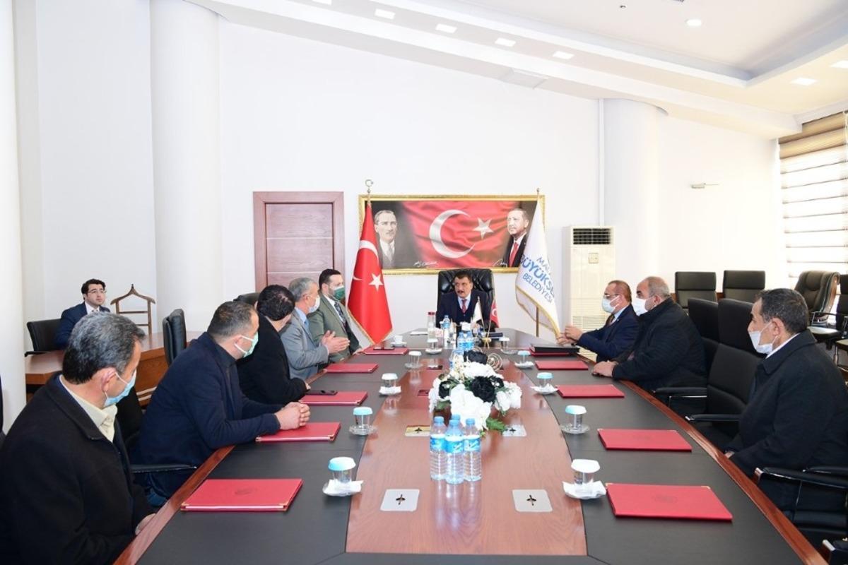 Ak&ccedil;adağ muhtarlarından Başkan G&uuml;rkan&rsquo;a ziyaret