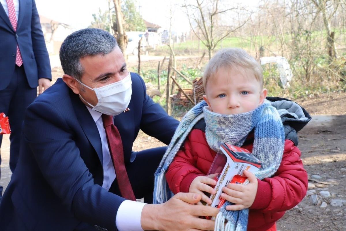 Vali Atay, G&ouml;lormanı k&ouml;y&uuml;ndeki aileleri ziyaret etti