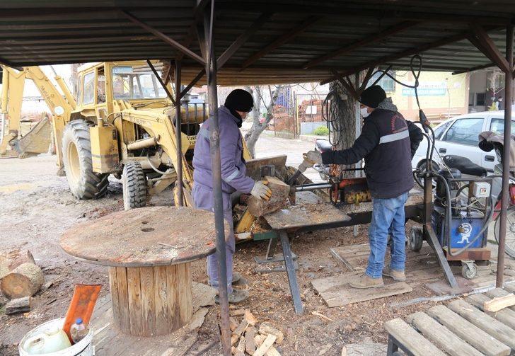 Turgutlu’da budanan ağaç dalları ihtiyaç sahiplerine yakacak oldu G3