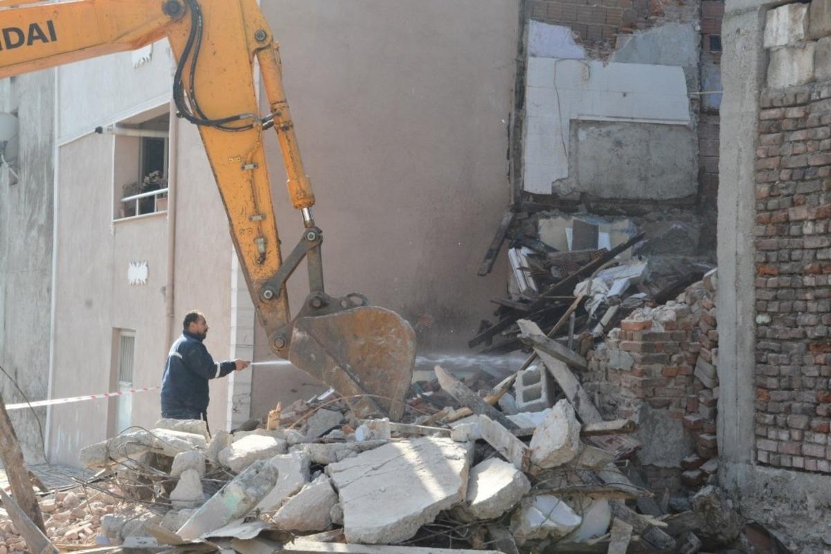 İzmit&rsquo;te metruk ve hasarlı binalar yıkılıyor