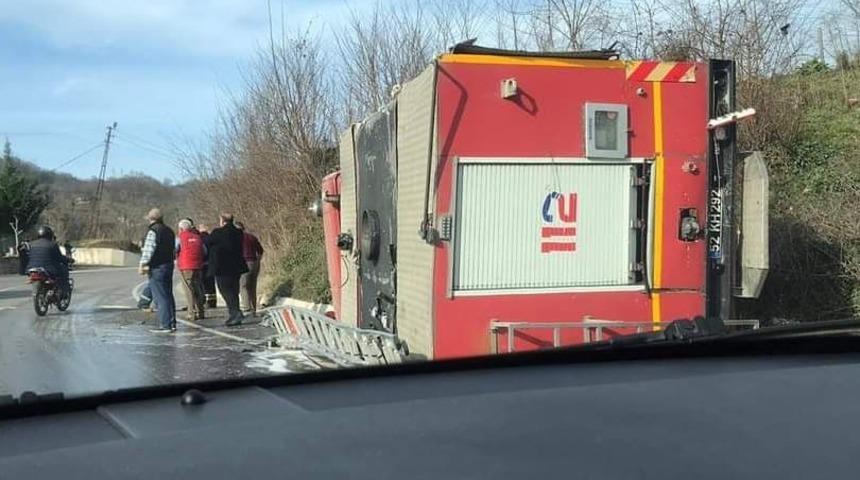 Yangına giden itfaiye aracı devrildi: 3 yaralı