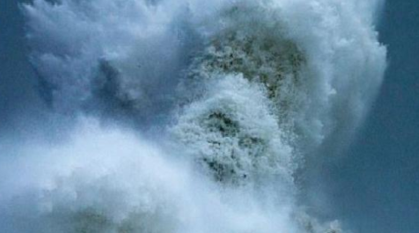 Fransa’da denizdeki dev dalgada Poseidon’ın silüeti belirdi