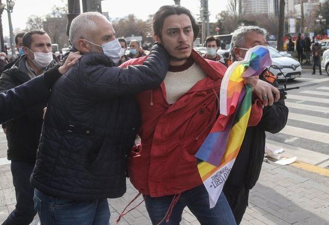 Gözaltına alınan Boğaziçi Üniversitesi öğrencileri ile dayanışma için Ankara'da toplanan öğrencilere polis müdahale etti.