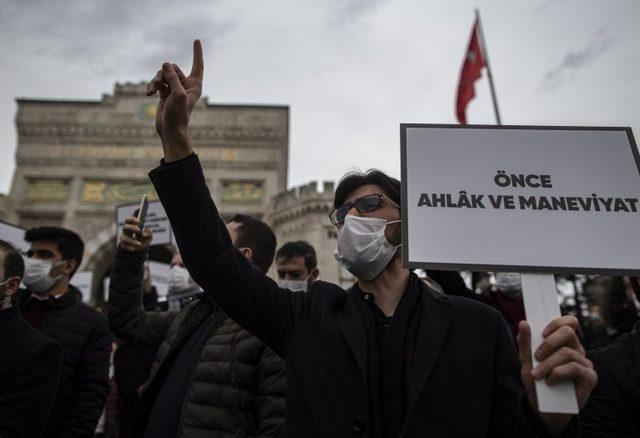 Anadolu Gençlik Derneği üyeleri 1 Şubat'ta İstanbul Beyazıt Meydanı'nda Boğaziçi Üniversitesi'ndeki sergiyi protesto etti.