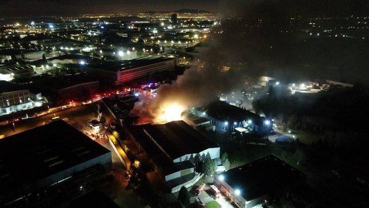 Alevlere teslim olan geri dönüşüm fabrikasındaki patlamalar havadan görüntülendi G2