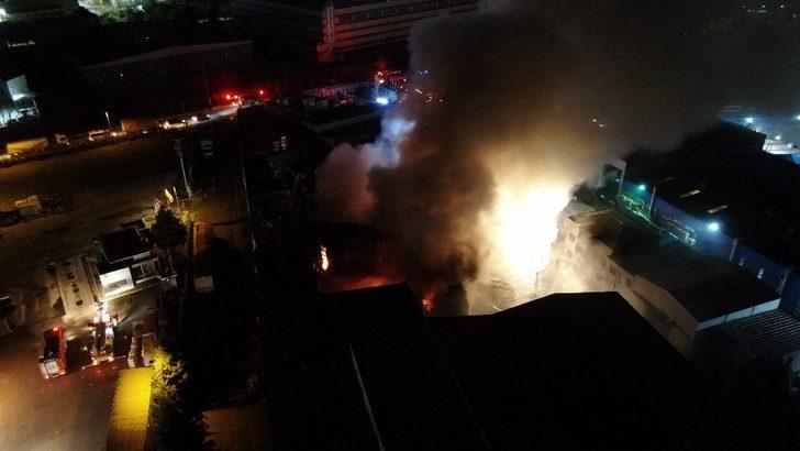 Alevlere teslim olan geri dönüşüm fabrikasındaki patlamalar havadan görüntülendi G3