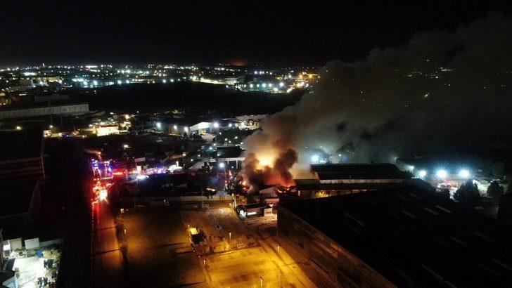 Alevlere teslim olan geri dönüşüm fabrikasındaki patlamalar havadan görüntülendi G4