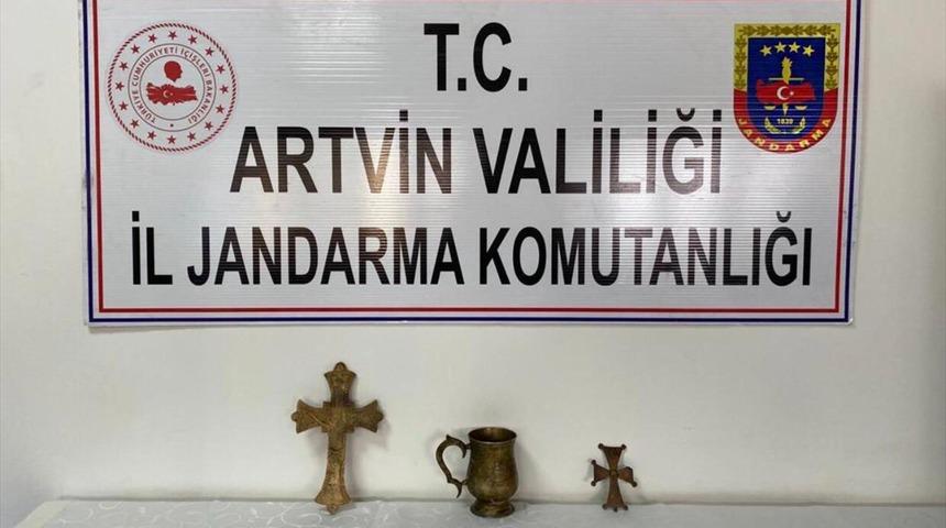 Artvin’de bir kişi valizindeki tarihi eserlerle yakalandı