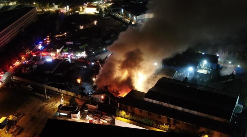Gebze'de fabrika yangını! Patlamalar havadan görüntülendi