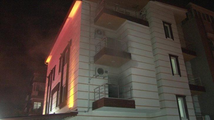 Apart otelde yangın: Mahsur kalan 2 kişiyi itfaiye kurtardı G3