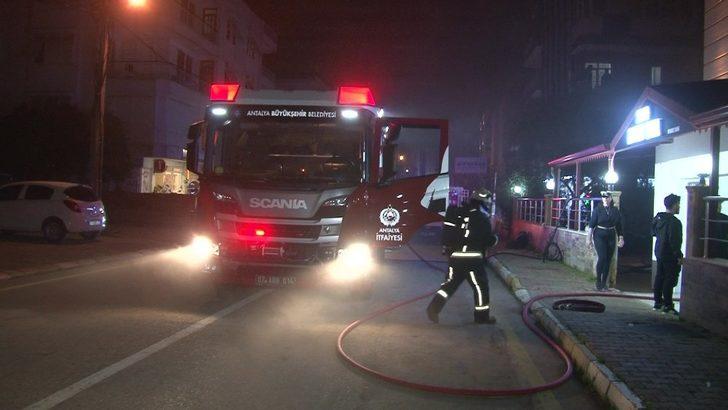 Apart otelde yangın: Mahsur kalan 2 kişiyi itfaiye kurtardı G4
