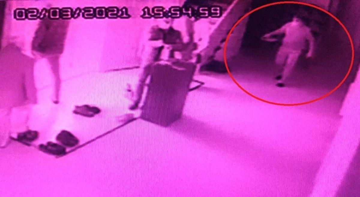 Cami &ccedil;ıkışı imamın ayakkabısını giyip ayrıldı