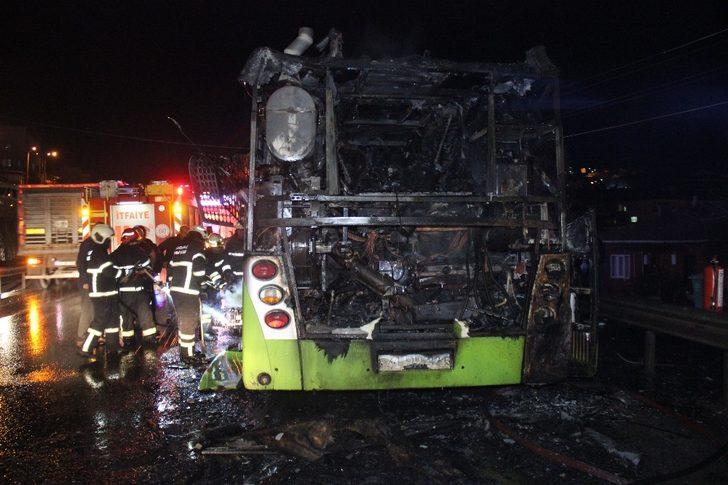 Seyir halindeki halk otobüsü alev alev yandı G2
