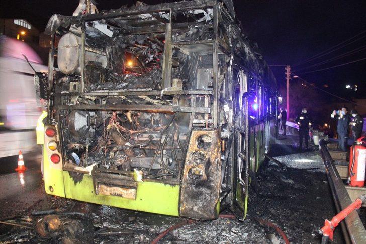 Seyir halindeki halk otobüsü alev alev yandı G4