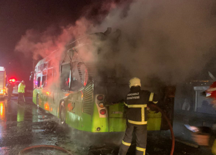 Kocaeli'de seyir halindeki halk otobüsü alev alev yandı