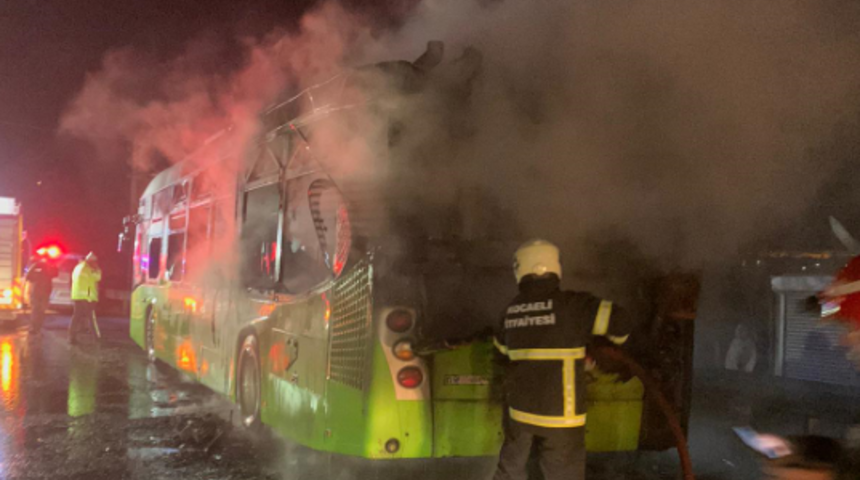 Kocaeli'de seyir halindeki halk otobüsü alev alev yandı