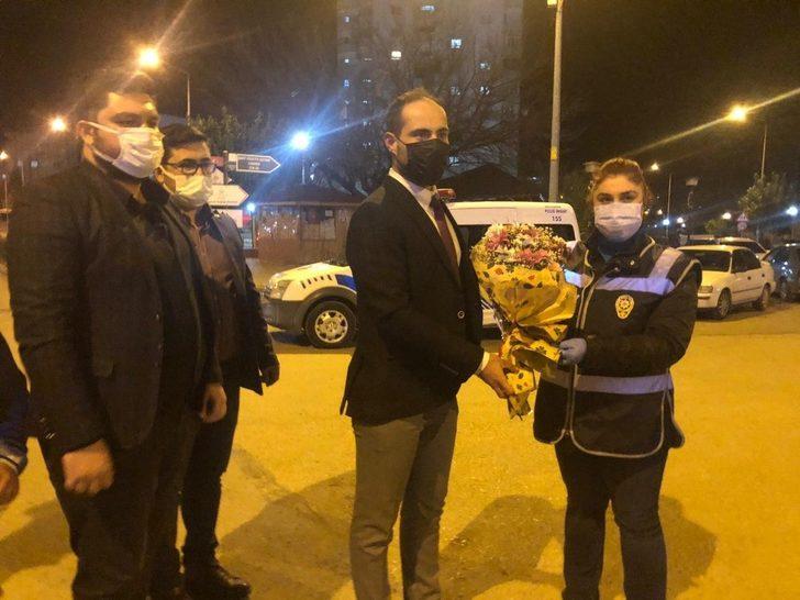 AK Parti Gençlik Kolları ve vatandaşlardan polise çiçekli destek G2