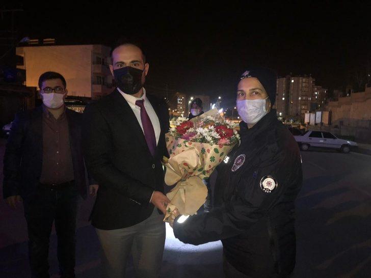 AK Parti Gençlik Kolları ve vatandaşlardan polise çiçekli destek G3