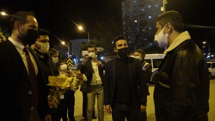 AK Parti Gençlik Kolları ve vatandaşlardan polise çiçekli destek G4