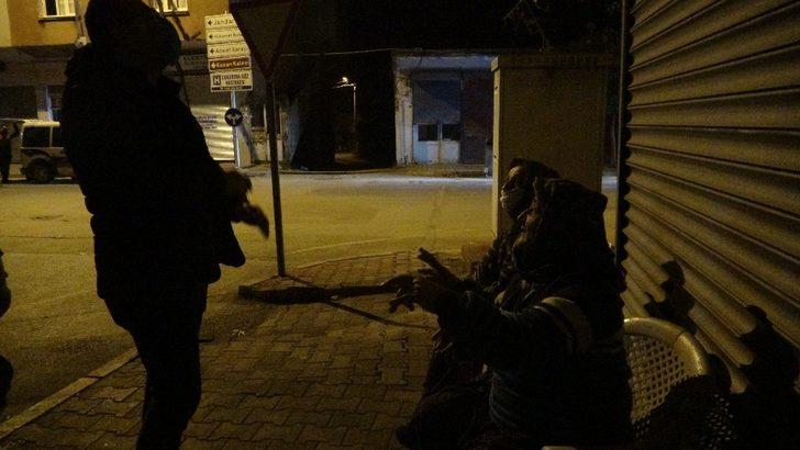 AK Parti Gençlik Kolları ve vatandaşlardan polise çiçekli destek G5