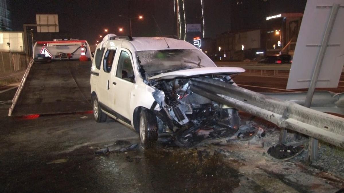K&uuml;&ccedil;&uuml;k&ccedil;ekmece&rsquo;de otomobil bariyerlere ok gibi saplandı: 2 yaralı