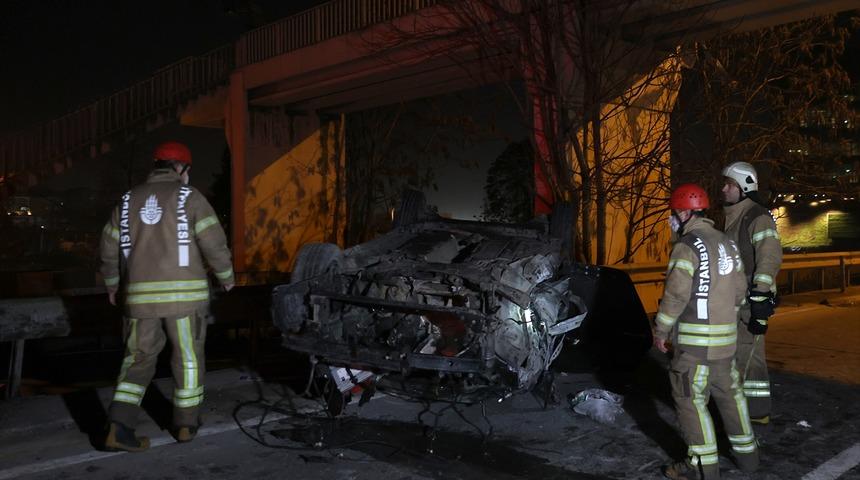 Pendik'te bariyerlere çarparak takla atan otomobildeki 5 kişi yaralandı