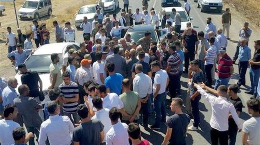 Yolu kapatan k&ouml;yl&uuml;lerle s&uuml;r&uuml;c&uuml;ler arasında arbede: 2 yaralı