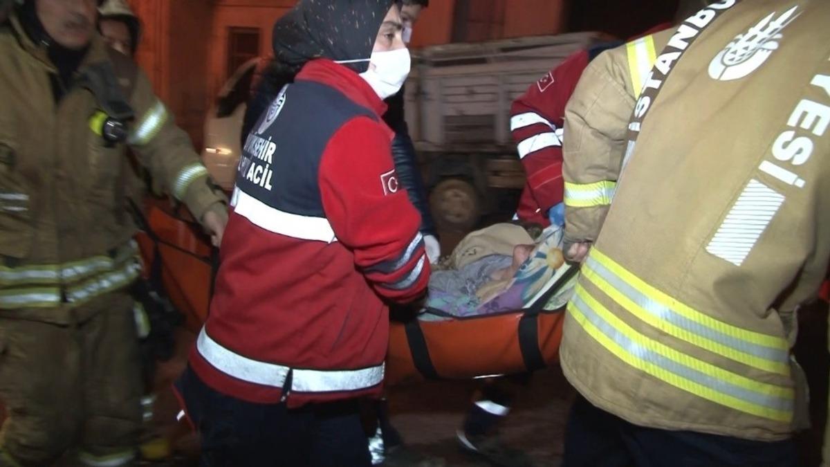 Beyoğlu&rsquo;nda yangın &ccedil;ıkan evde mahsur kalan yaşlı kadın son anda kurtarıldı