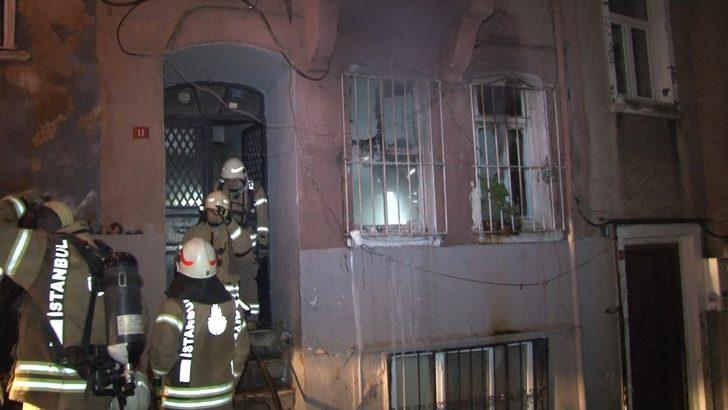 Beyoğlu’nda yangın çıkan evde mahsur kalan yaşlı kadın son anda kurtarıldı G2