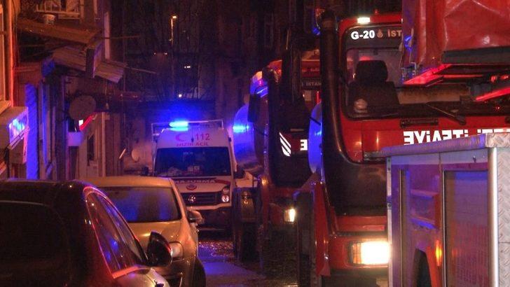 Beyoğlu’nda yangın çıkan evde mahsur kalan yaşlı kadın son anda kurtarıldı G5