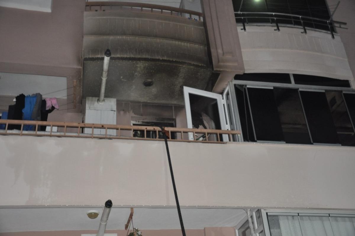 İzmir&rsquo;de bir apartmanda korkutan yangın