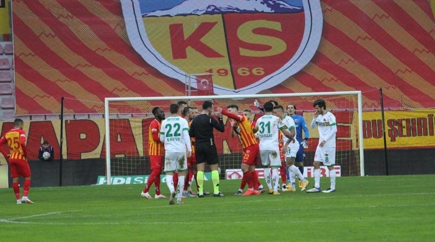 Sapunaru 100.maçında kırmızı kart gördü