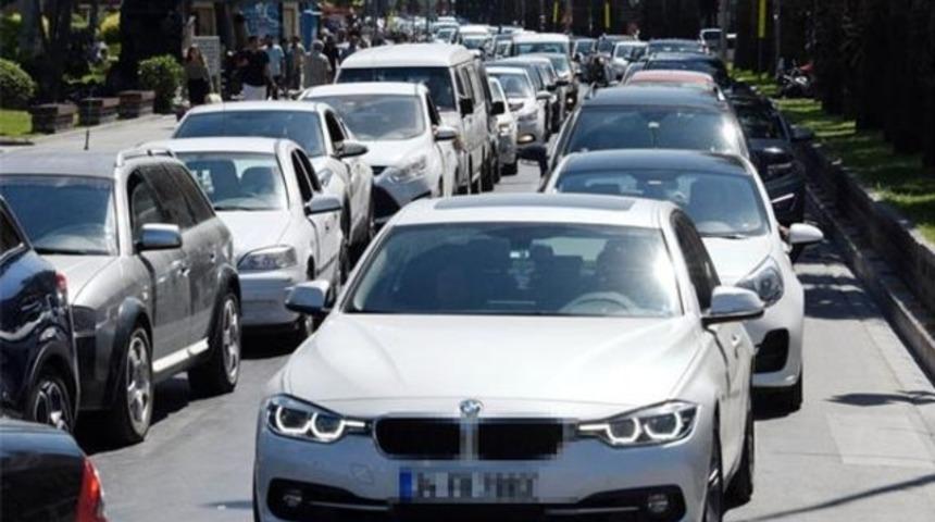 D&ouml;n&uuml;ş &ccedil;ilesi başladı! Trafikte kalmamak i&ccedil;in erken yola &ccedil;ıktılar ama...