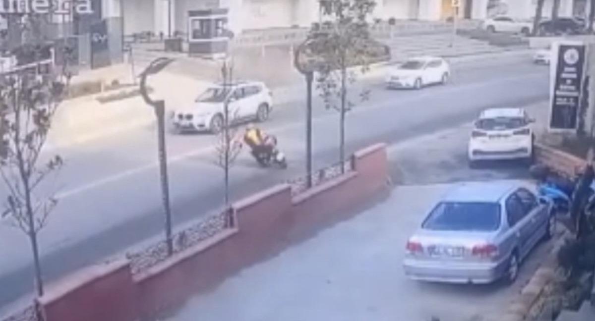 (&Ouml;zel) İstanbul&rsquo;da feci kaza kamerada: 30 metre s&uuml;r&uuml;klenip aracın altına girdi