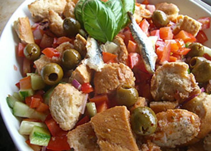 Tavuklu Panzanella Salatası