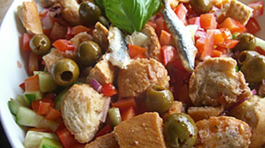 Tavuklu Panzanella Salatası