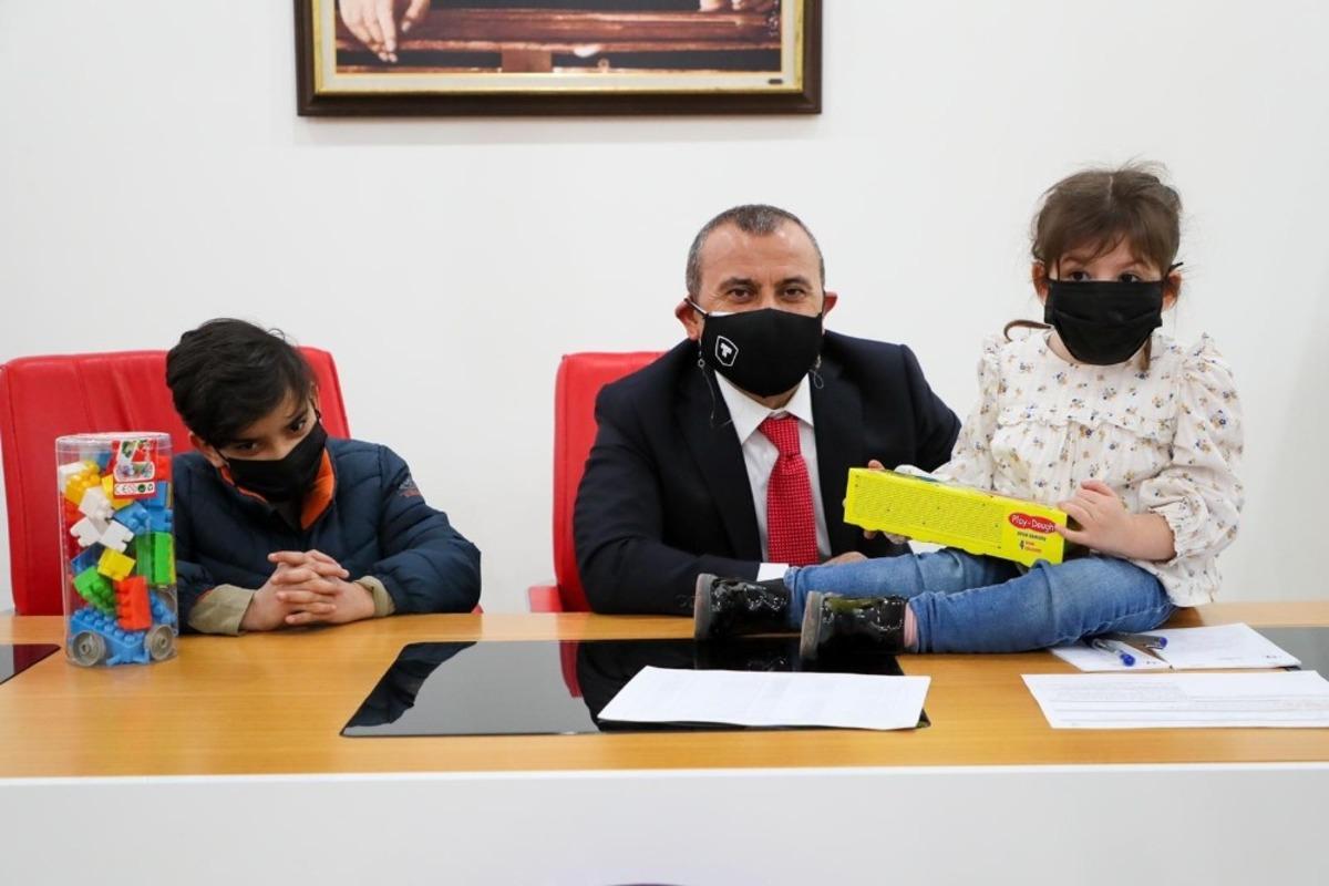 Vali Sonel, dertlere derman olmayı s&uuml;rd&uuml;r&uuml;yor